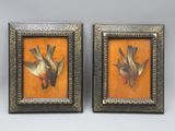 deux tableaux encadrés représentant des oiseaux, sur un support en bois