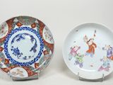 paire d'assiettes chinoises ornées de motifs sur fond blanc