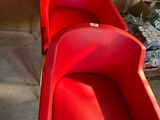 trois chaises rouges placées devant une télévision