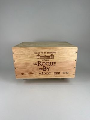 La caisse en bois est vide et prête à servir de caisse à vin.