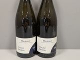 deux bouteilles de vin posées sur une table l'une à côté de l'autre