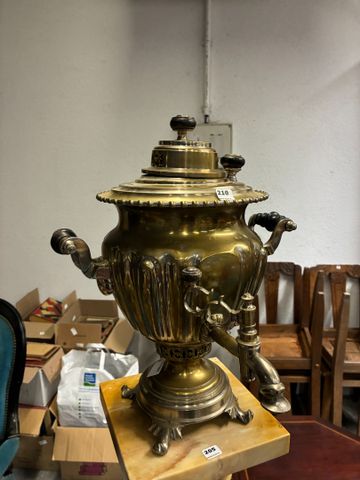 Samovar en métal doré. En l’état. H 43 cm