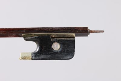 une image représentant un archet de violon muni d'un manche en bois, sur fond blanc