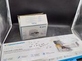 deux boîtes de matériel électronique posées sur une table