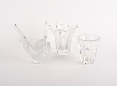 trois morceaux de verre posés sur une surface blanche
