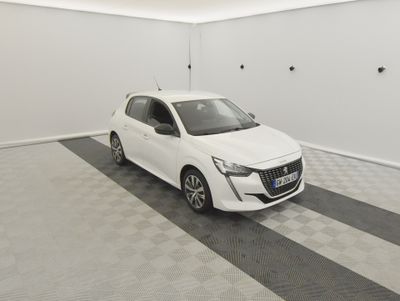 la voiture blanche est garée dans le garage sur le sol en damier