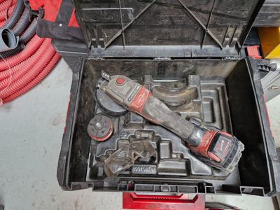 une boîte à outils avec des outils sur le sol