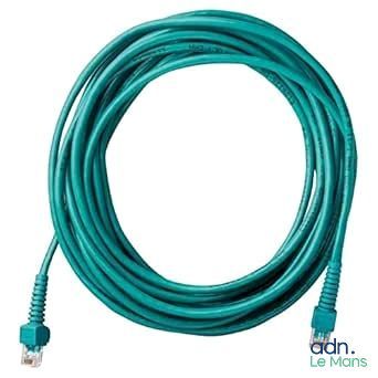 un gros plan d'un câble de raccordement Cat6e vert sur fond blanc
