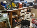 un établi avec des outils dans un garage