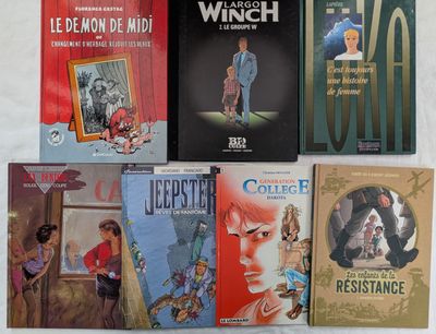 plusieurs livres posés sur un lit, avec un drap blanc en arrière-plan