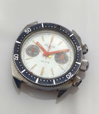 gros plan d'une montre sur une surface blanche