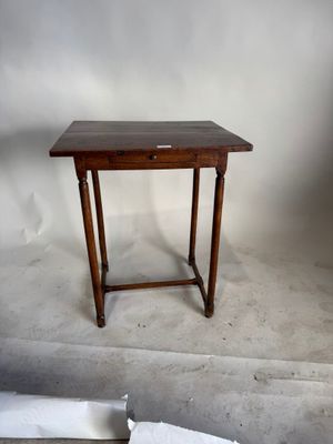 une petite table en bois surmontée d'un tiroir