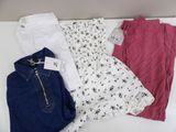 trois vêtements posés sur une table blanche