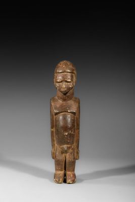 une figurine en bois représentant un homme coiffé d'un casque
