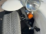 un gros plan sur une moto garée dans un parking