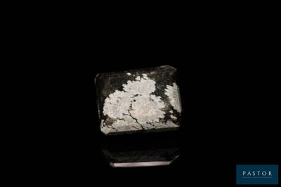 gros plan d'un morceau de roche sur une surface noire