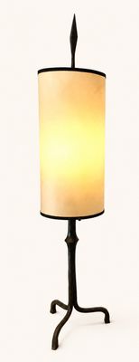 La lampe de table est équipée d'un abat-jour blanc et d'un pied noir