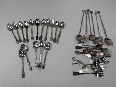 many spoons and spoon spoons laid out on a table