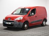 La camionnette rouge est garée dans une pièce blanche au sol à carreaux.
