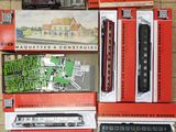 beaucoup de petits trains qui traînent par terre
