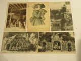 plusieurs vieilles cartes postales représentant des personnes et des bâtiments dans une pièce