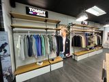 un magasin de vêtements où les articles sont exposés dans la boutique