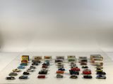 un grand nombre de voitures-jouets qui se trouvent sur la table