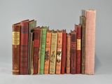 Plusieurs vieux livres sont empilés les uns sur les autres, alignés en rangée.