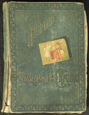 un vieux livre vert sur lequel figure l'image d'une femme