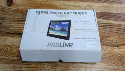 emballage d'une tablette posée sur une table en bois