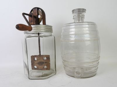 NOVA. Baratte à beurre en verre orné en léger relief d'une f…
