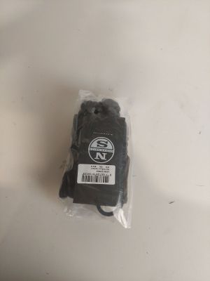 un petit objet noir dans un sac en plastique posé sur une table