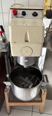 un mixeur posé sur un support dans une cuisine
