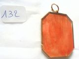 une photo d'un cadenas sur laquelle figure le portrait d'une femme