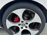un gros plan d'un pneu sur une voiture blanche