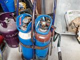 Il y a de nombreux types de bouteilles de gaz propane dans ce garage