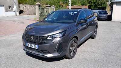 un SUV noir garé sur un parking