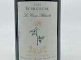 une bouteille de vin posée sur une table
