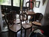quatre chaises placées au milieu d'une pièce