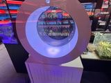 une machine qui se trouve au milieu d'un magasin