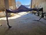 un hamac au milieu d'un garage en cours de rénovation