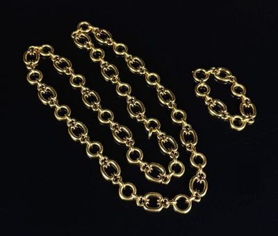 un ensemble composé d'un collier et d'un bracelet plaqués or sur fond noir