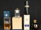 trois flacons de parfum posés l'un à côté de l'autre sur une table