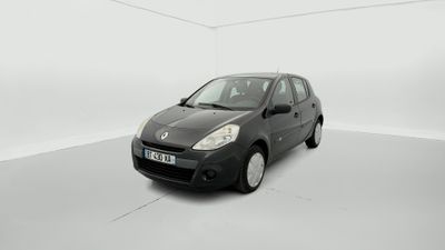 La petite voiture noire est garée dans une pièce blanche.