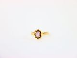 l'image d'une bague en or contenant une pierre rose
