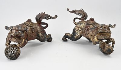 paire d'éléphants anciens en bronze montés sur roulettes, sur fond blanc