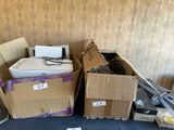 de nombreuses boîtes contenant du matériel électronique posées sur une table