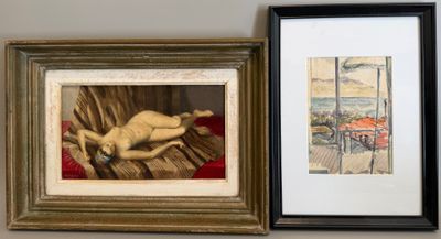 deux photos encadrées représentant une femme allongée sur un canapé