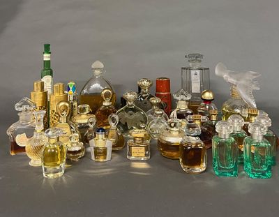 tout un tas de flacons de parfum différents sur la table
