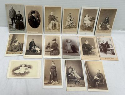 une vieille photo d'un groupe de personnes posant pour une photo
